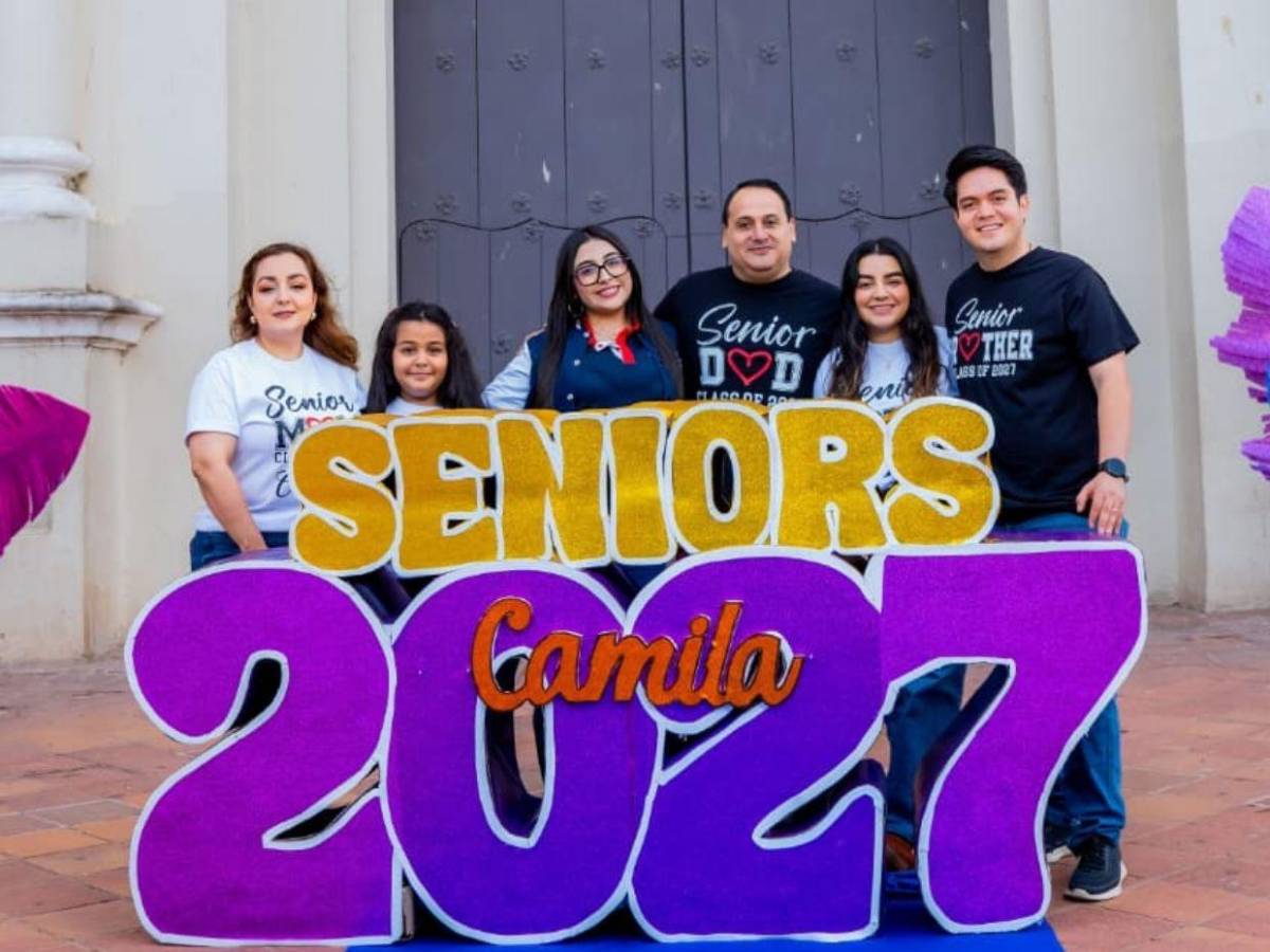 Al ritmo de carnaval, seniors de Escuela Bilingue Honduras hacen su entrada