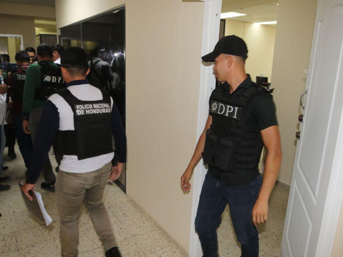 Momento en que la DPI y el MP secuestraron documentos del Tribunal de Justicia Electoral