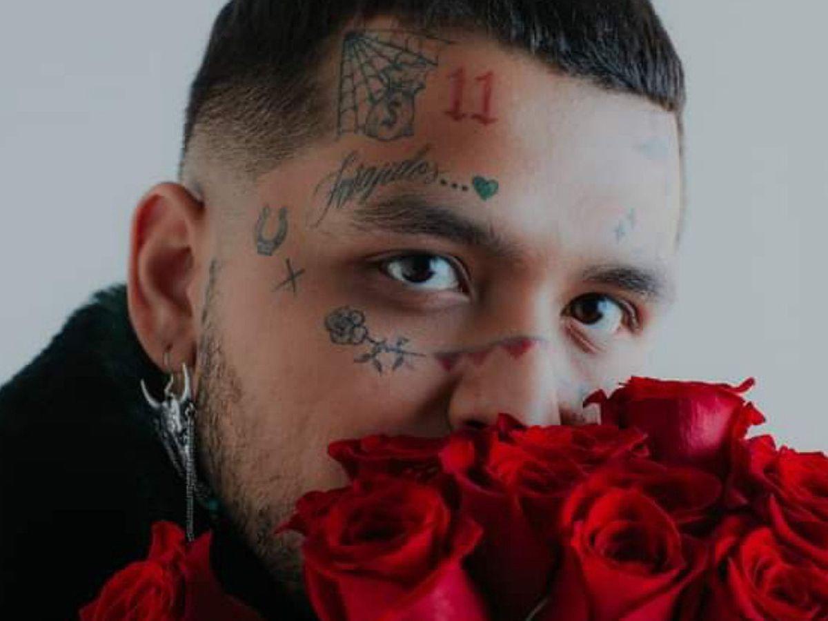 Christian Nodal eliminará sus tatuajes faciales para “verse limpio” ante su futuro bebé