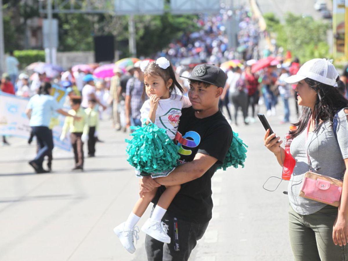 Así fue el desfile de prebásica en el bulevar Kennedy: color, música y alegría infantil