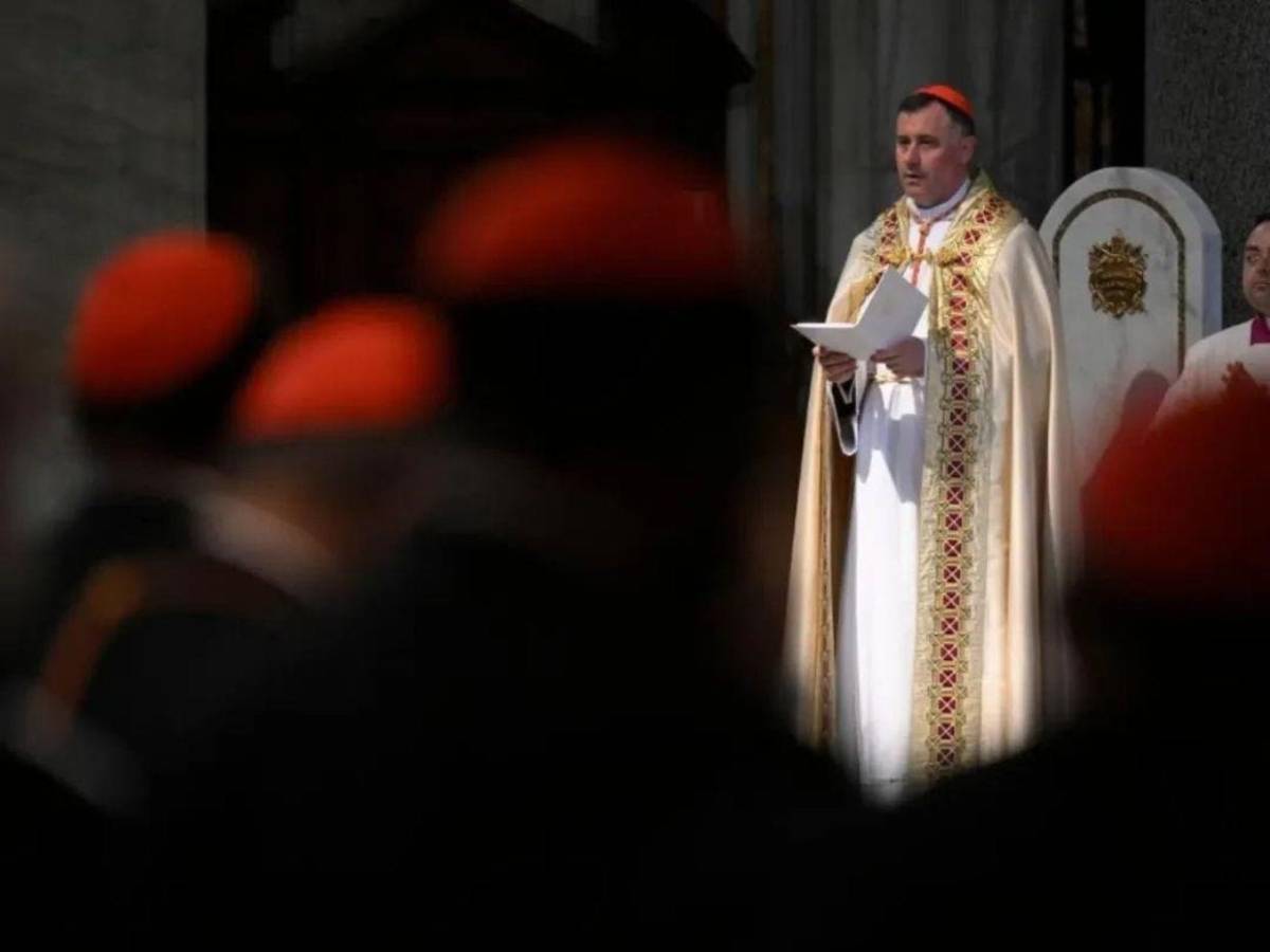 Más de 110 cardenales rezan ante la tumba del papa Francisco en Roma