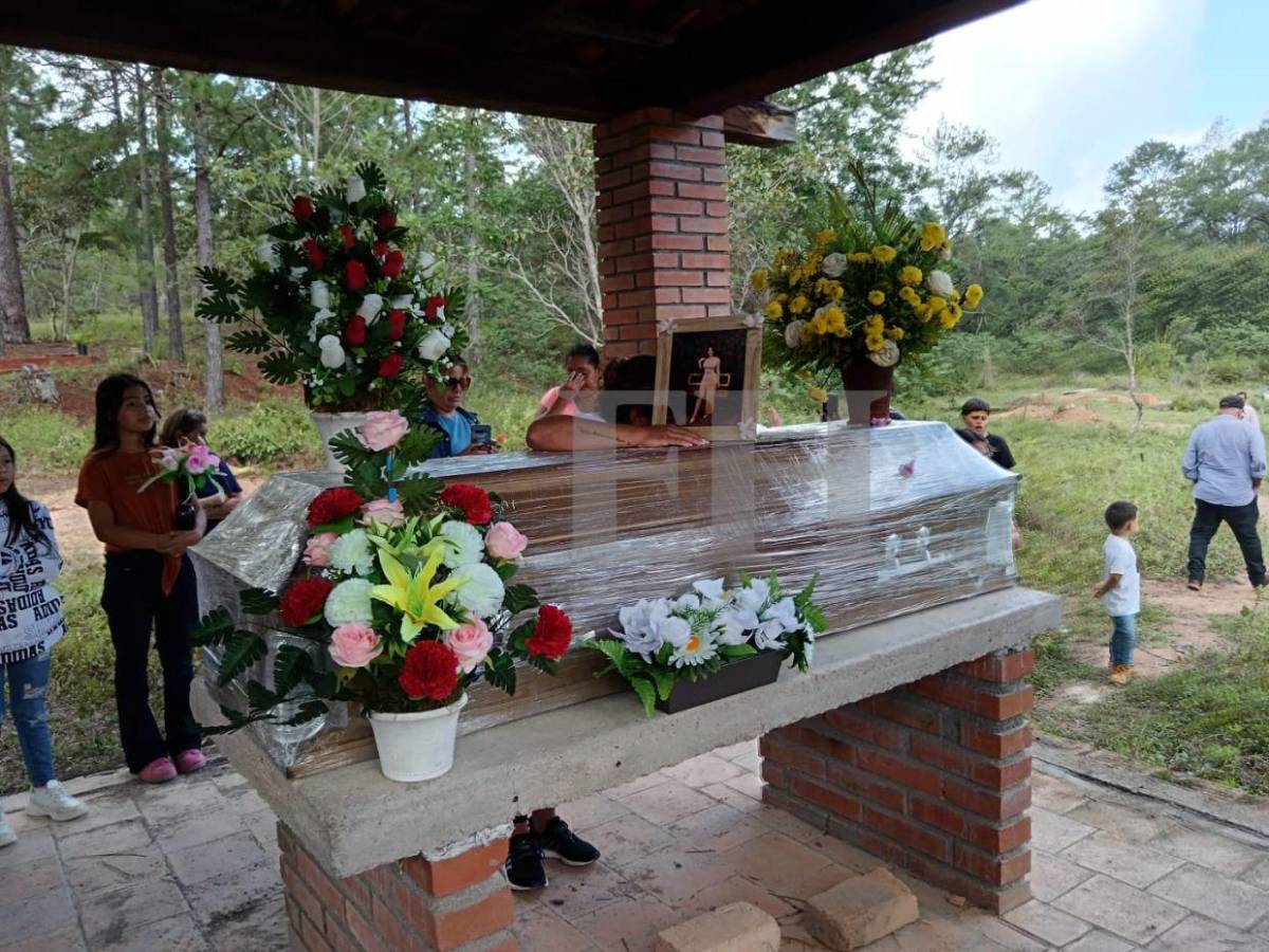 Nueva Armenia despide a Jancy España, su exreina que murió carbonizada en Mirador de Oriente