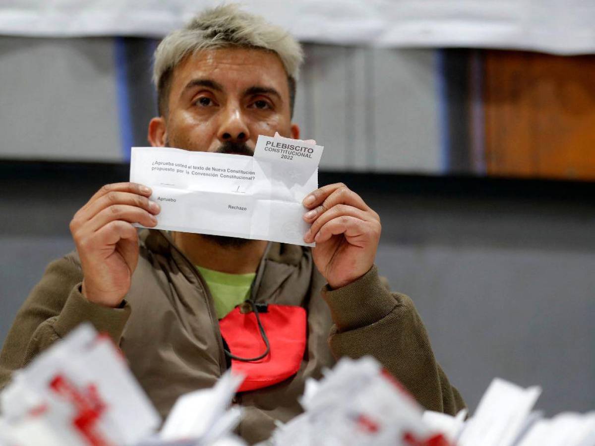 Comienza conteo de votos en plebiscito constitucional en Chile