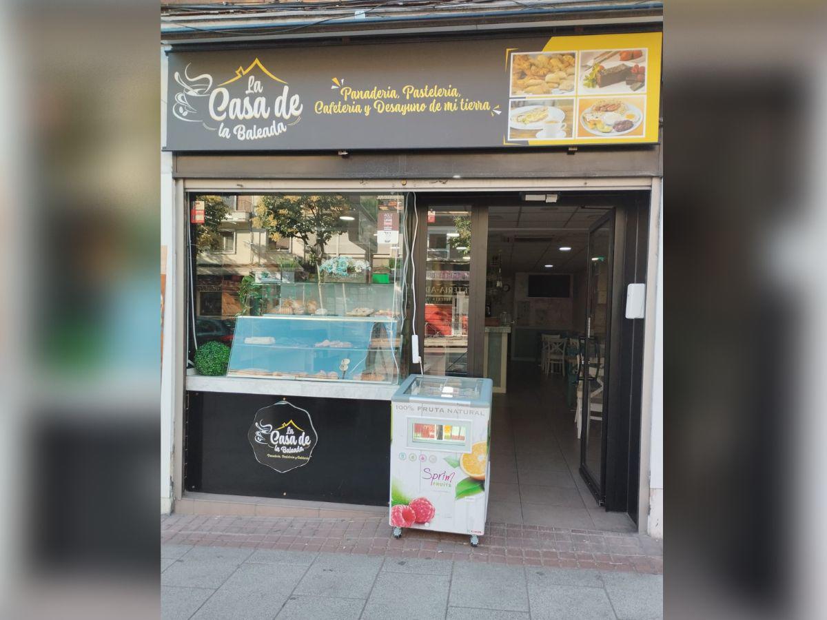 El restaurante está ubicado en Calle General Ricardos 63, Metro Urgel-Márques de Vadillo L5.