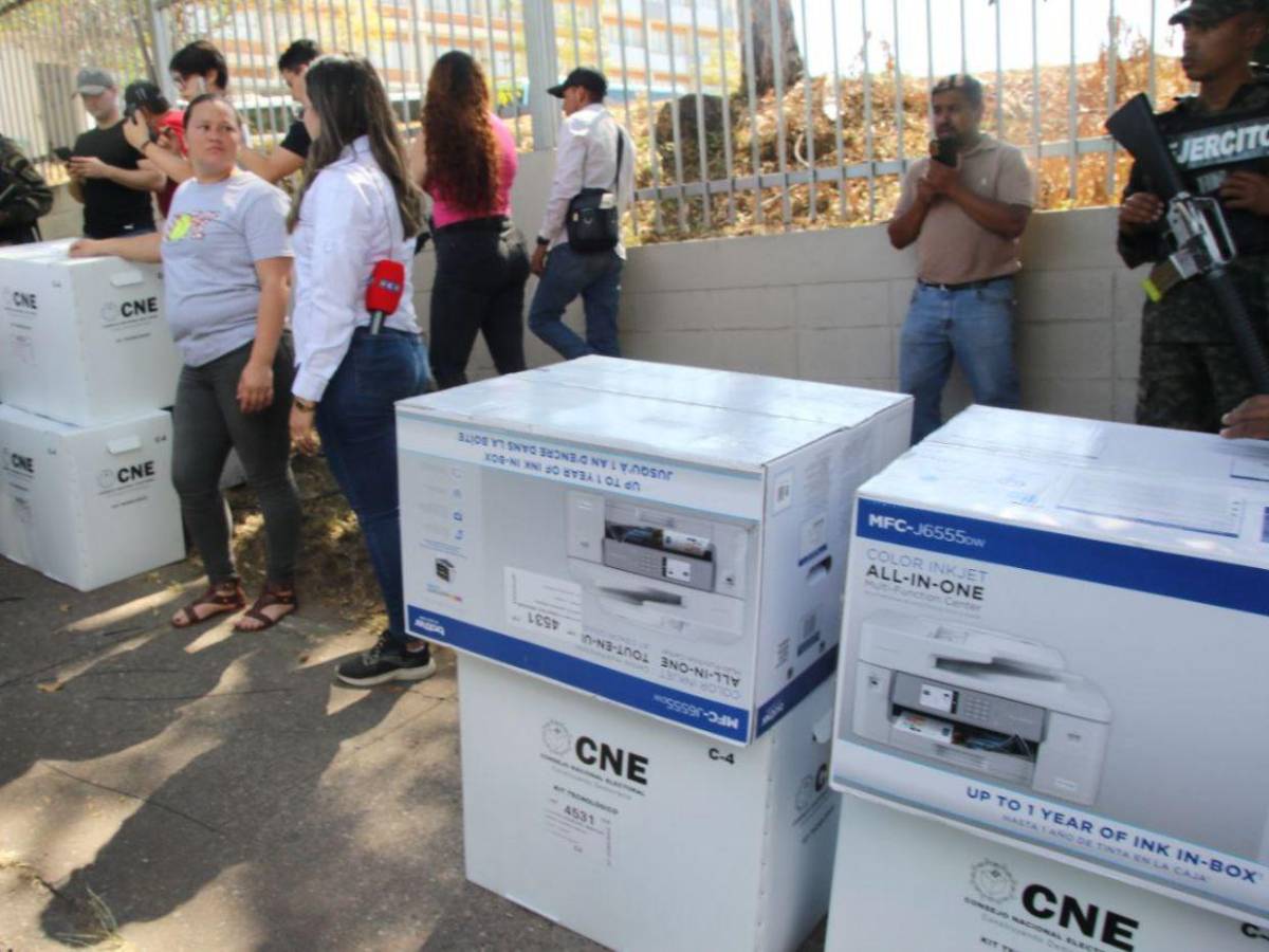 En plena calle dejan maletas electorales con retraso de más de nueve horas de entrega