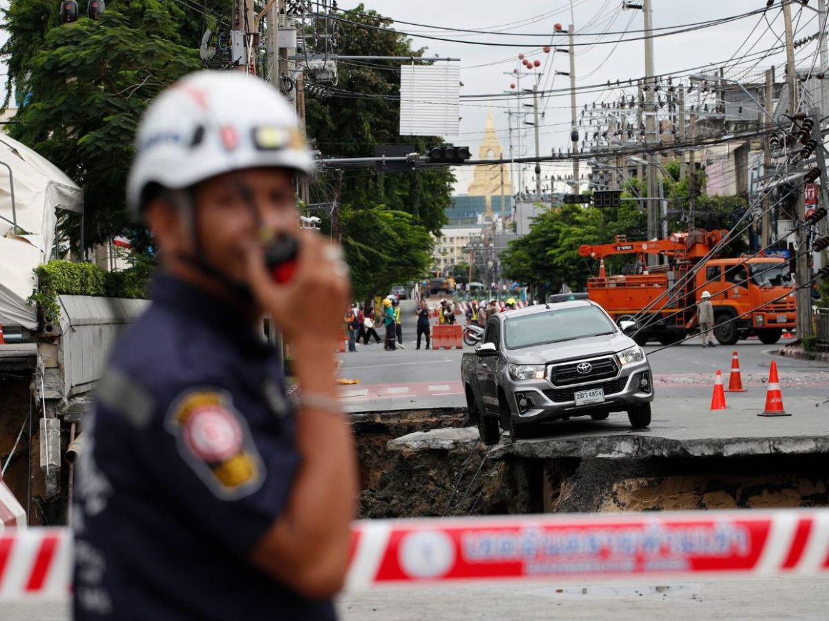 Gran socavón en Bangkok obliga a evacuaciones y corta servicios en hospital y zona