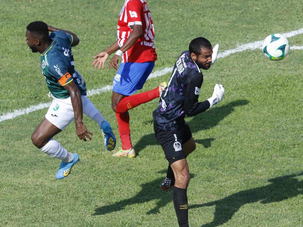 Menjívar se juega el físico ante Clayvin Zúniga que por poco marca el 1 a 0 del encuentro.