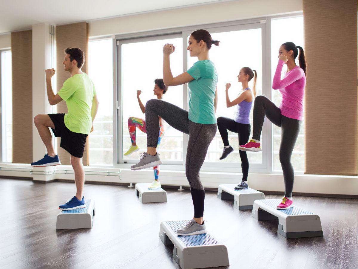 Los aeróbicos son un muy buen ejercicio para revitalizar el ritmo cardíaco y activar energía.
