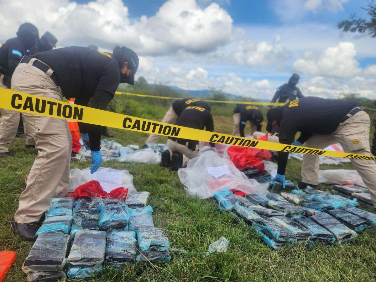 Autoridades incineran 239 kilos de cocaína y 742 libras de marihuana