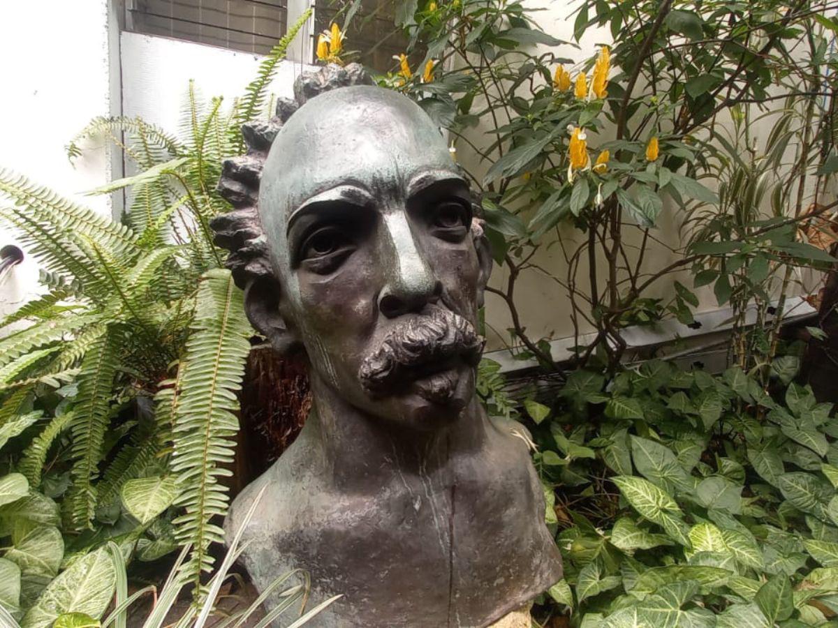 El busto de José Martí fue levantado por Chinchilla tras un accidente en el bulevar Los Próceres.