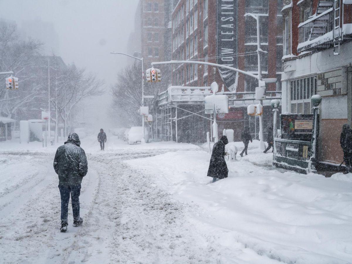 Histórica ventisca en Nueva York deja 30 cm de nieve y batalla en parques