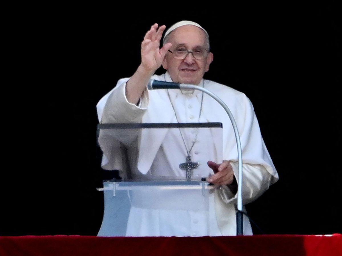 Papa Francisco celebra el Ángelus tras su operación