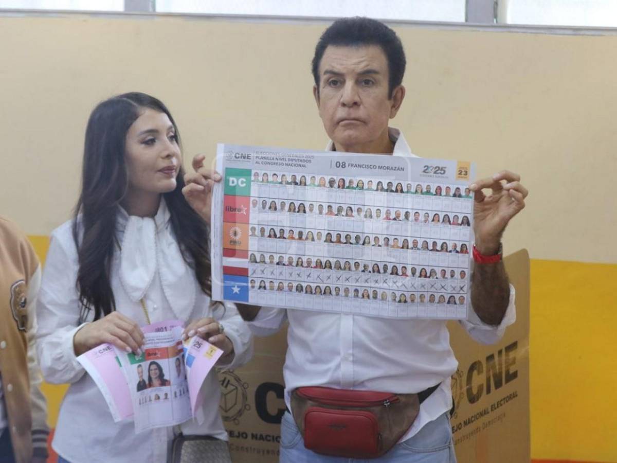 Salvador Nasralla celebra su voto y muestra sus papeletas