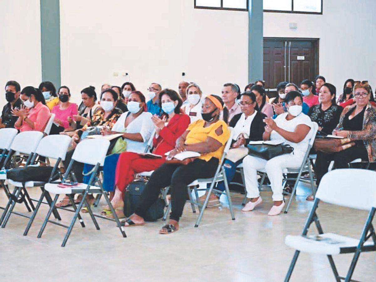 Llegan al país 112 maestros cubanos para iniciar programa de alfabetización