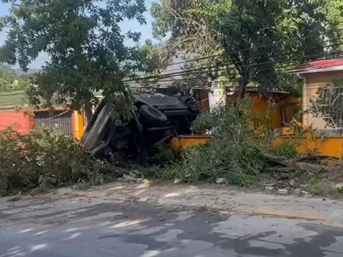 Conductor intenta huir de la Policía y termina incrustado en una casa en SPS