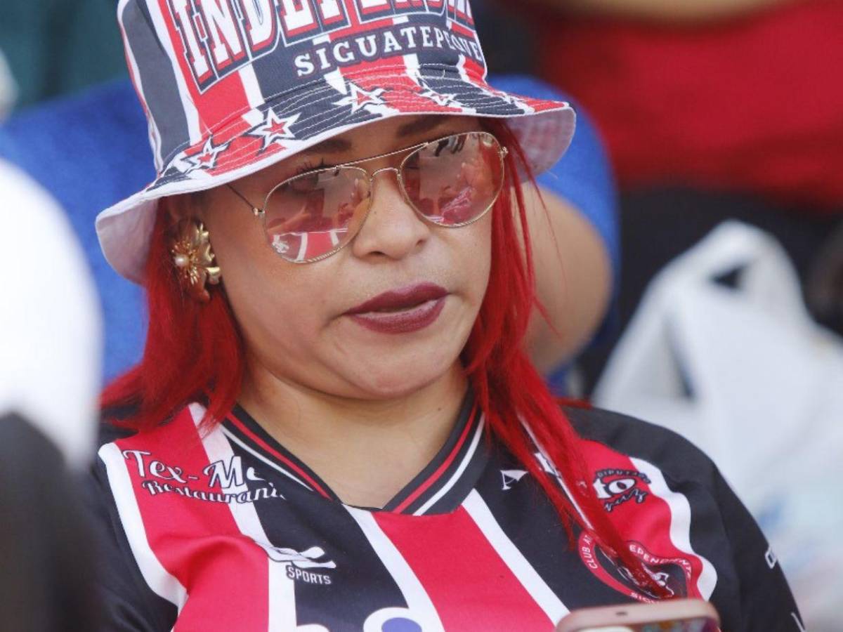Hermosas aficionadas llegan al estadio Rubén Deras para la finalísima de ascenso
