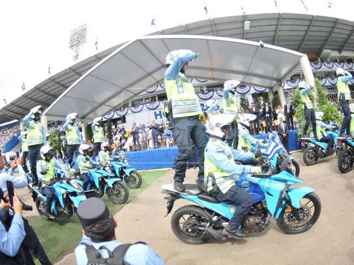 Disciplina y patriotismo: militares, policías y bomberos destacan en los desfiles patrios