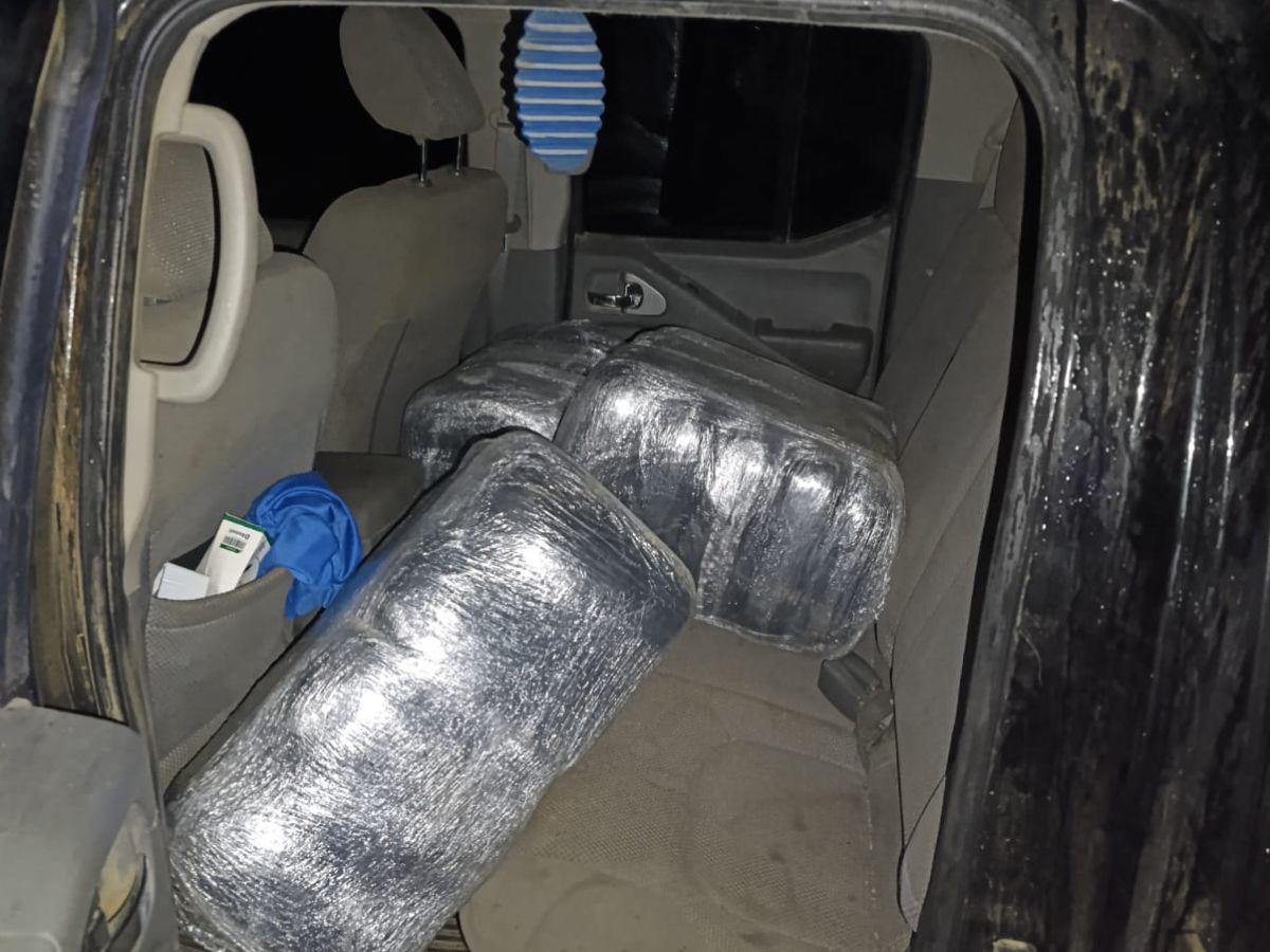 Llevaban droga en sacos: decomisan supuesta cocaína y marihuana en Pimienta, Cortés