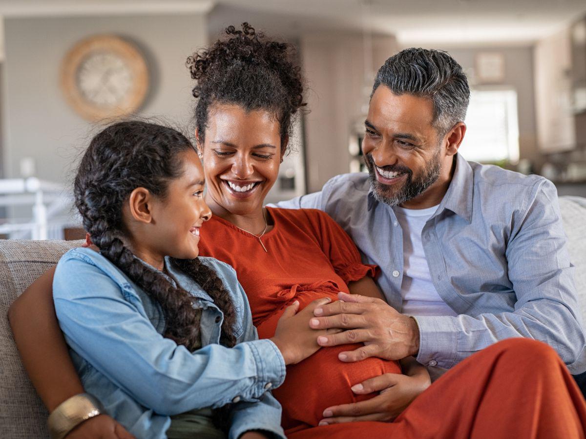 Evite que su hijo o hija mayor se entere de la noticia por medio de amigos u otros familiares, para no dañar su confianza.