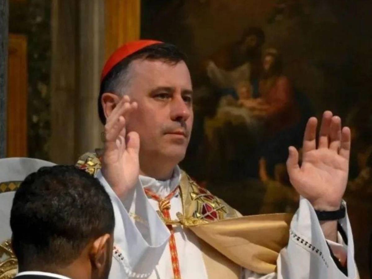 Más de 110 cardenales rezan ante la tumba del papa Francisco en Roma