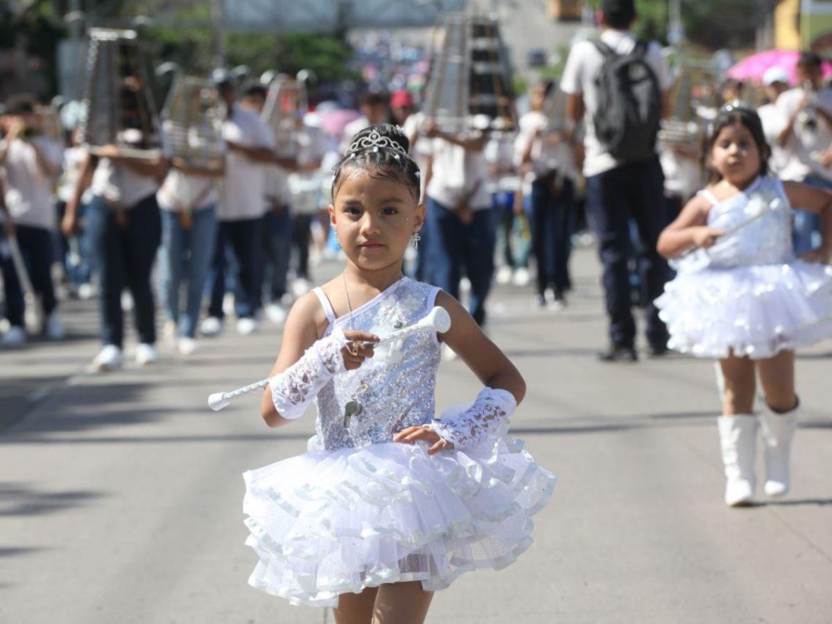 Así fue el desfile de prebásica en el bulevar Kennedy: color, música y alegría infantil