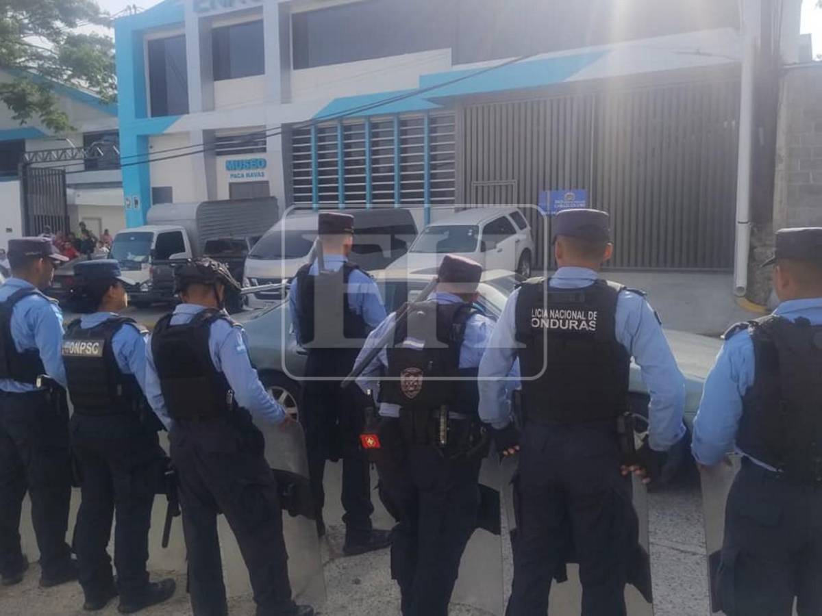 Resguardo policial en tribunal previo a audiencia de Juan Orlando Hernández