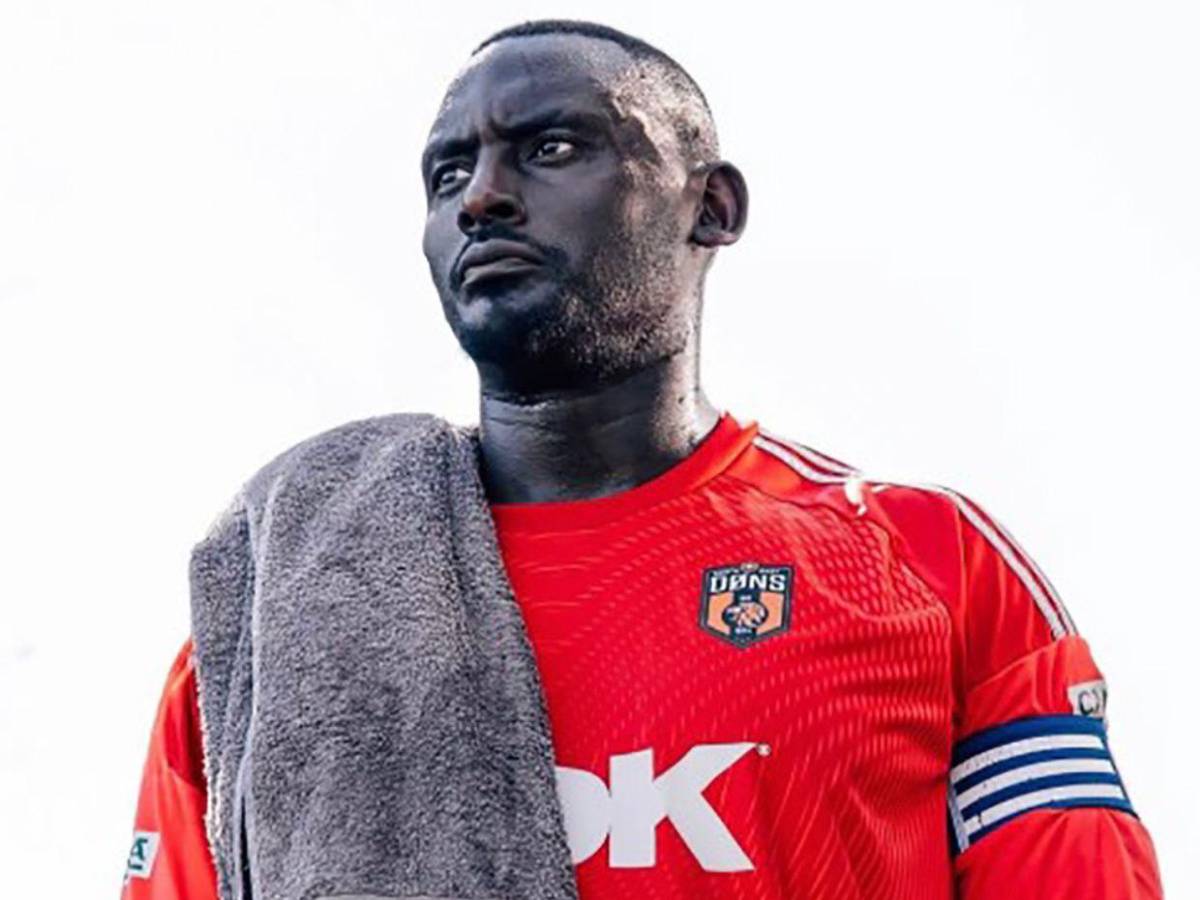 De portero en Londres a rey en Uganda: la historia de George Desmond Kamurasi