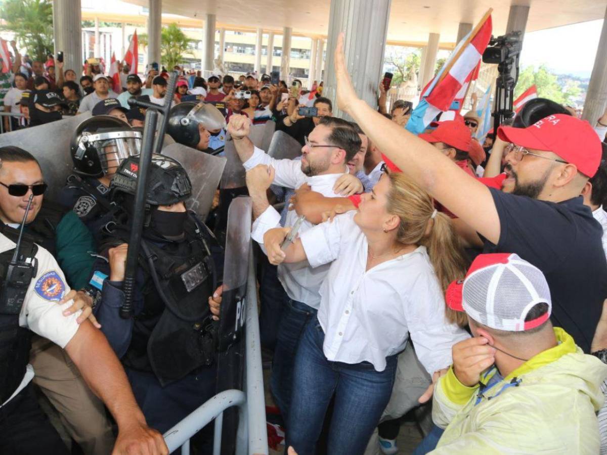 Peleando ruta por Honduras: a bordo de la Cálixneta llegaron liberales al Congreso