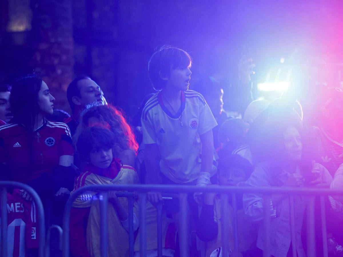 Locura total, así recibieron colombianos a su selección en Ciudad de México