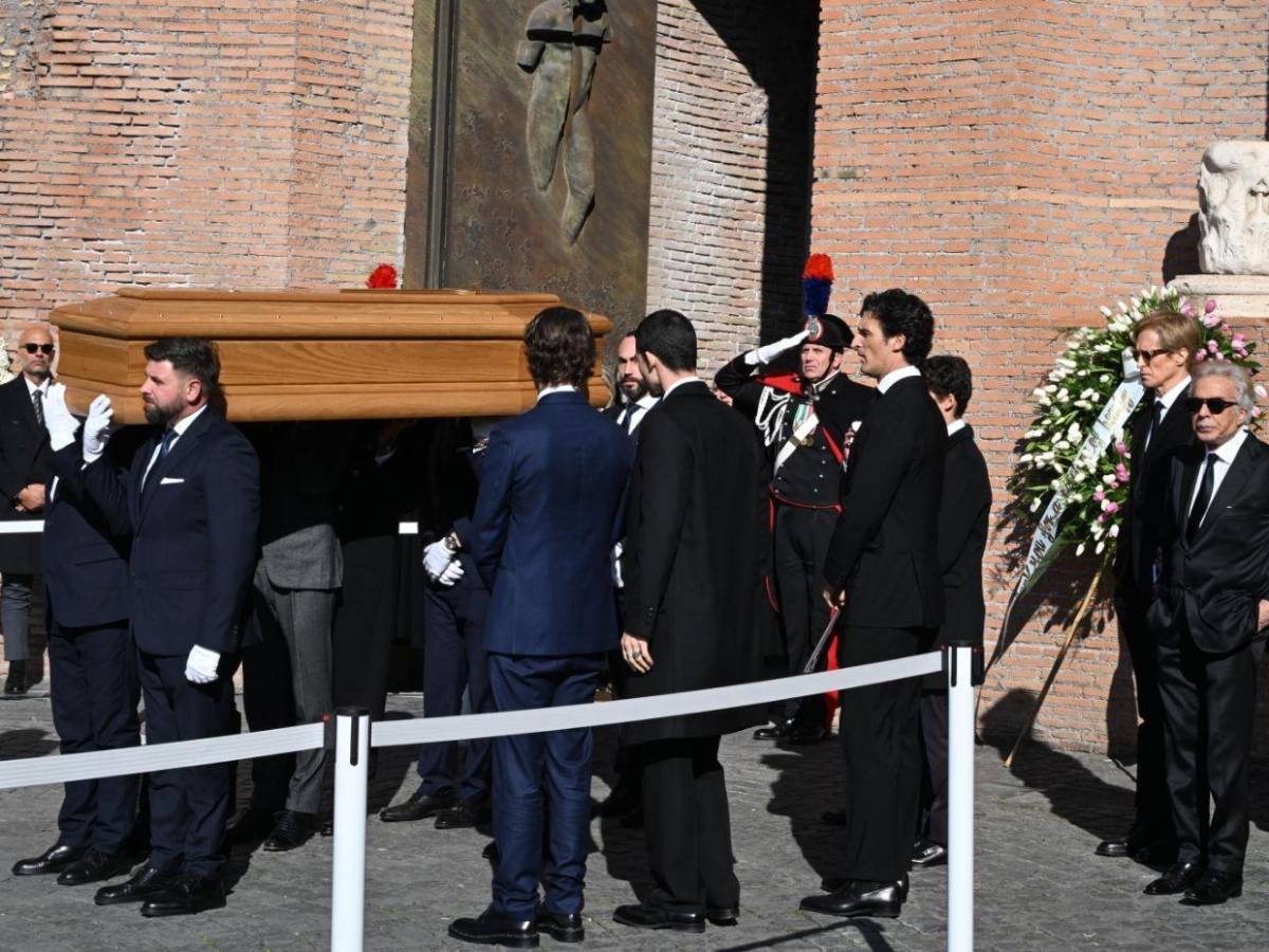 De Anne Hathaway a Donatella Versace: Famosos que asistieron al funeral de Valentino en Roma