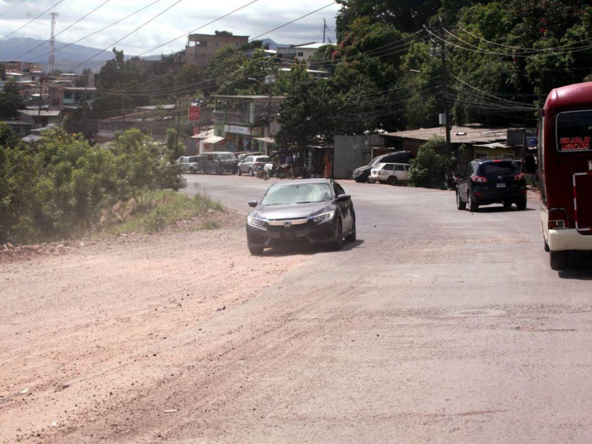Entre baches y polvo: el lento avance de la carretera hacia Olancho