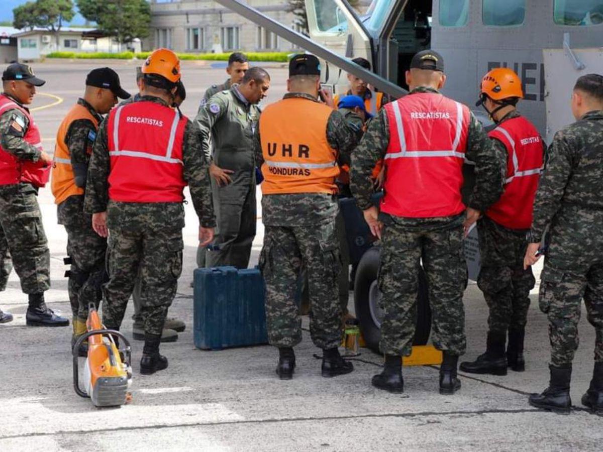 Momento en que el grupo de expertos abordaba la aeronave para partir hacia México.