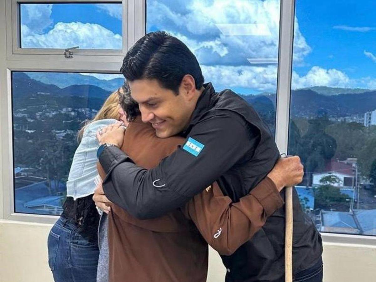 Así fue el abrazo entre consejeros del CNE, tras diálogo con padre Leopoldo Serrano