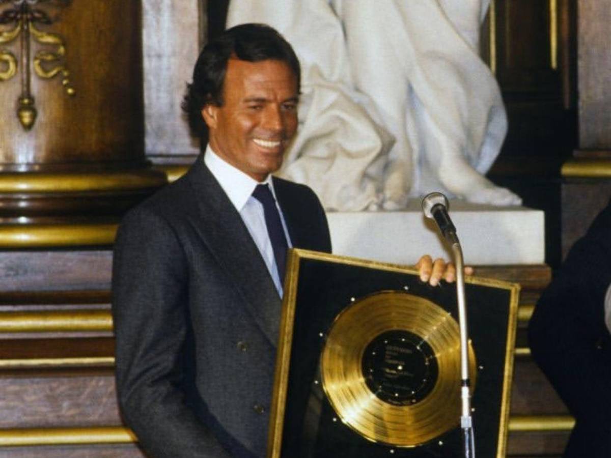 Julio Iglesias demanda a diario español que publicó acusaciones de abuso sexual en su contra