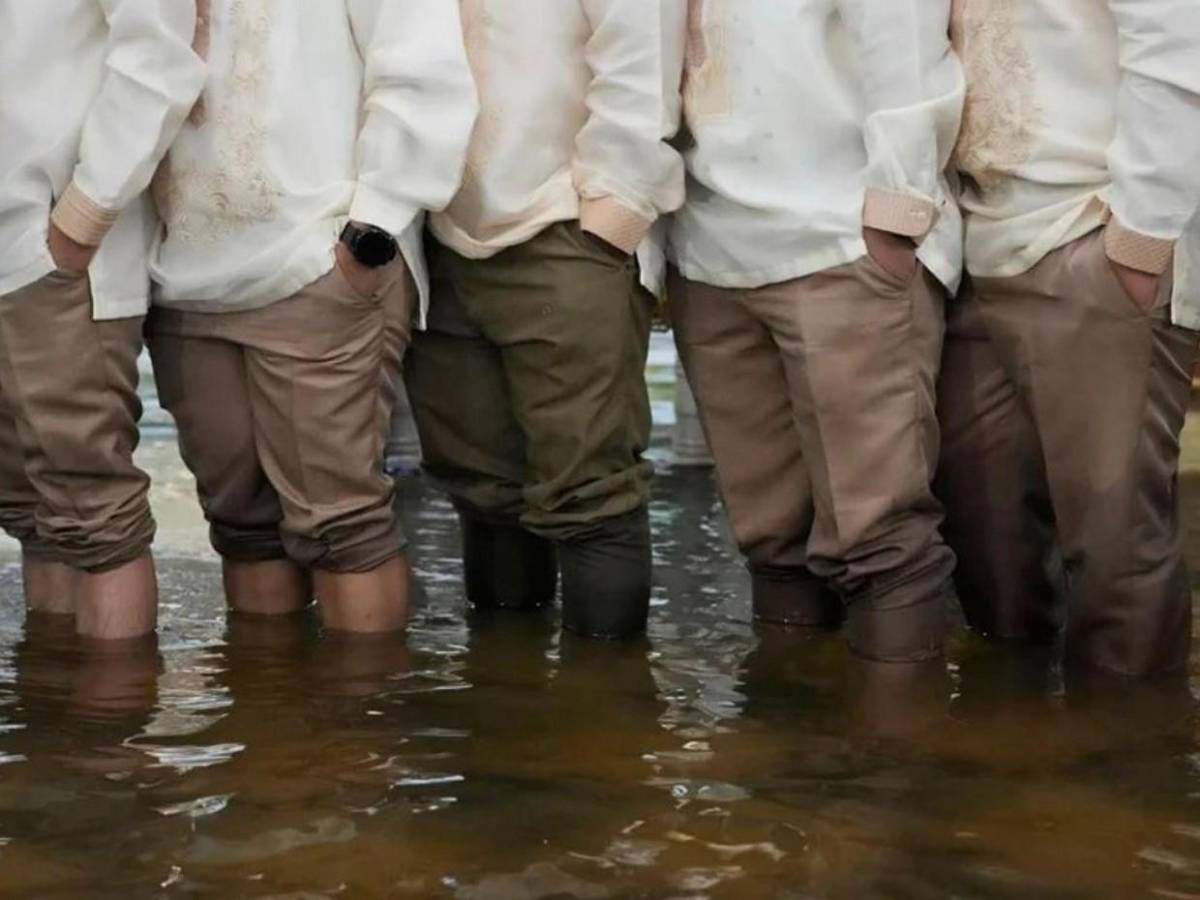 Sí, acepto: pareja se casa en iglesia inundada por tifón Wipha en Filipinas