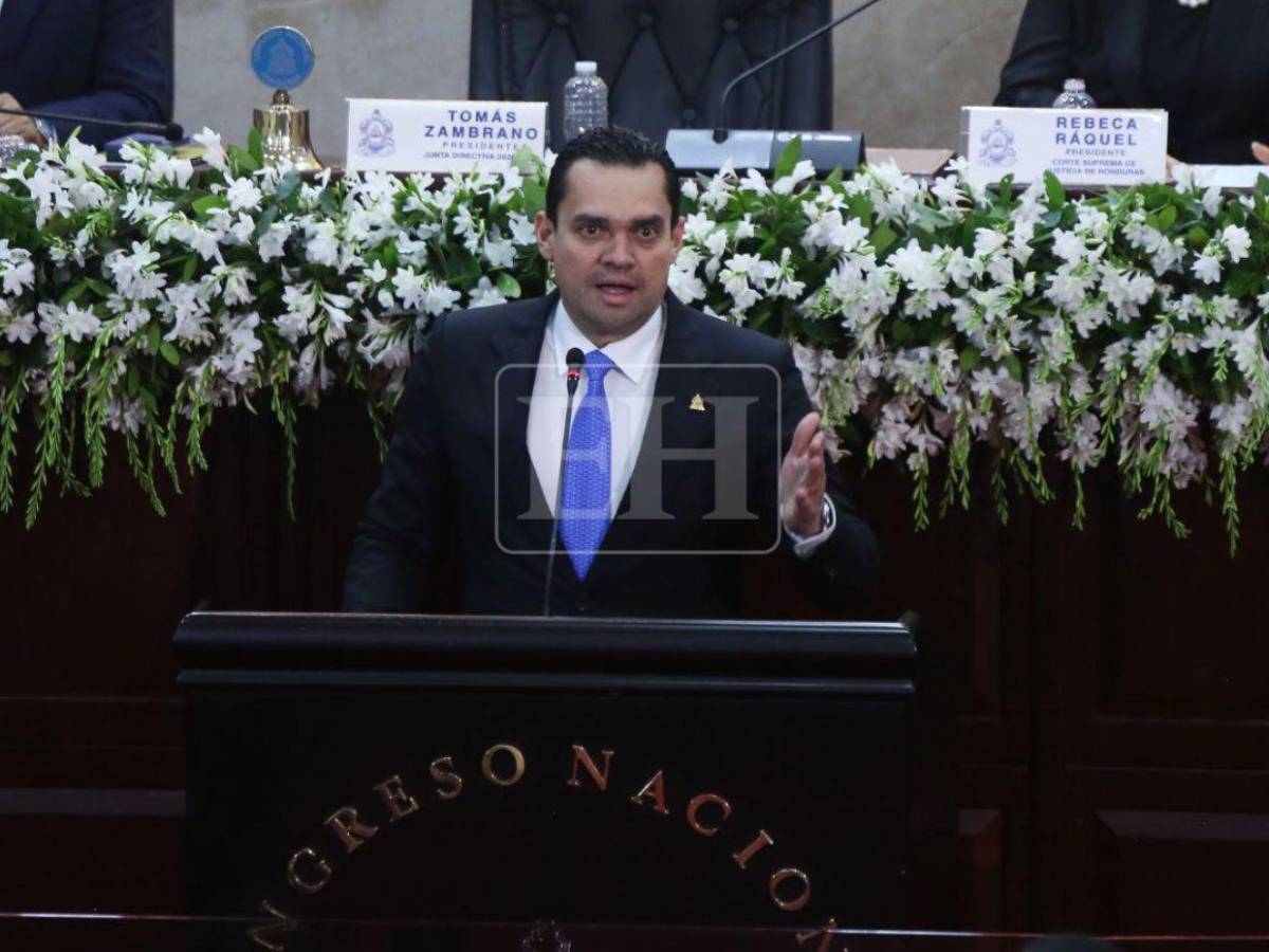 ¿Qué significa la bandera blanca junto a la de Honduras en la parte frontal del Congreso?