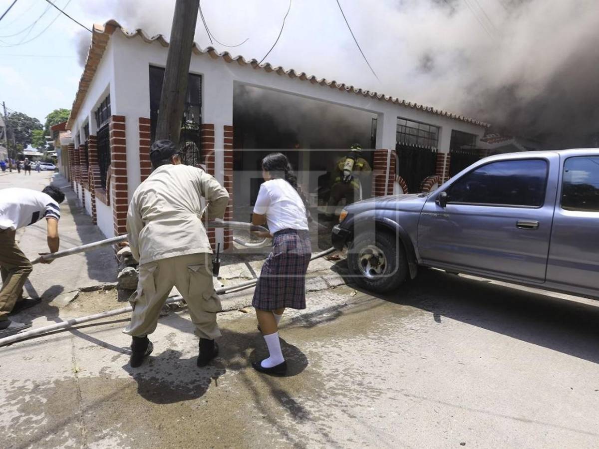 Sin pensarlo dos veces, menor se sumó a bomberos para intentar salvar la casa de su abuelo