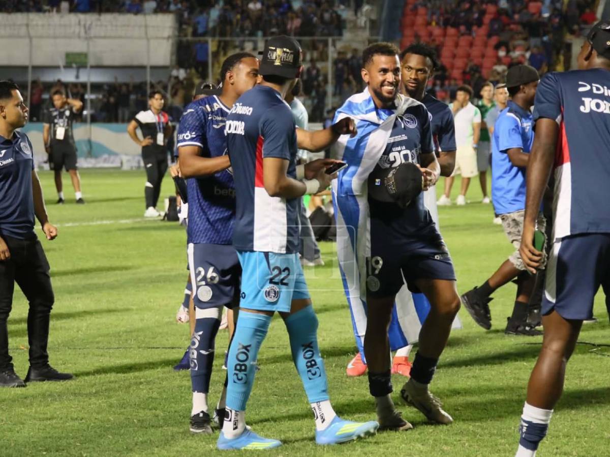 Emilio Izaguirre lloró y el lindo regaló a los jugadores: Motagua celebra la copa número 20