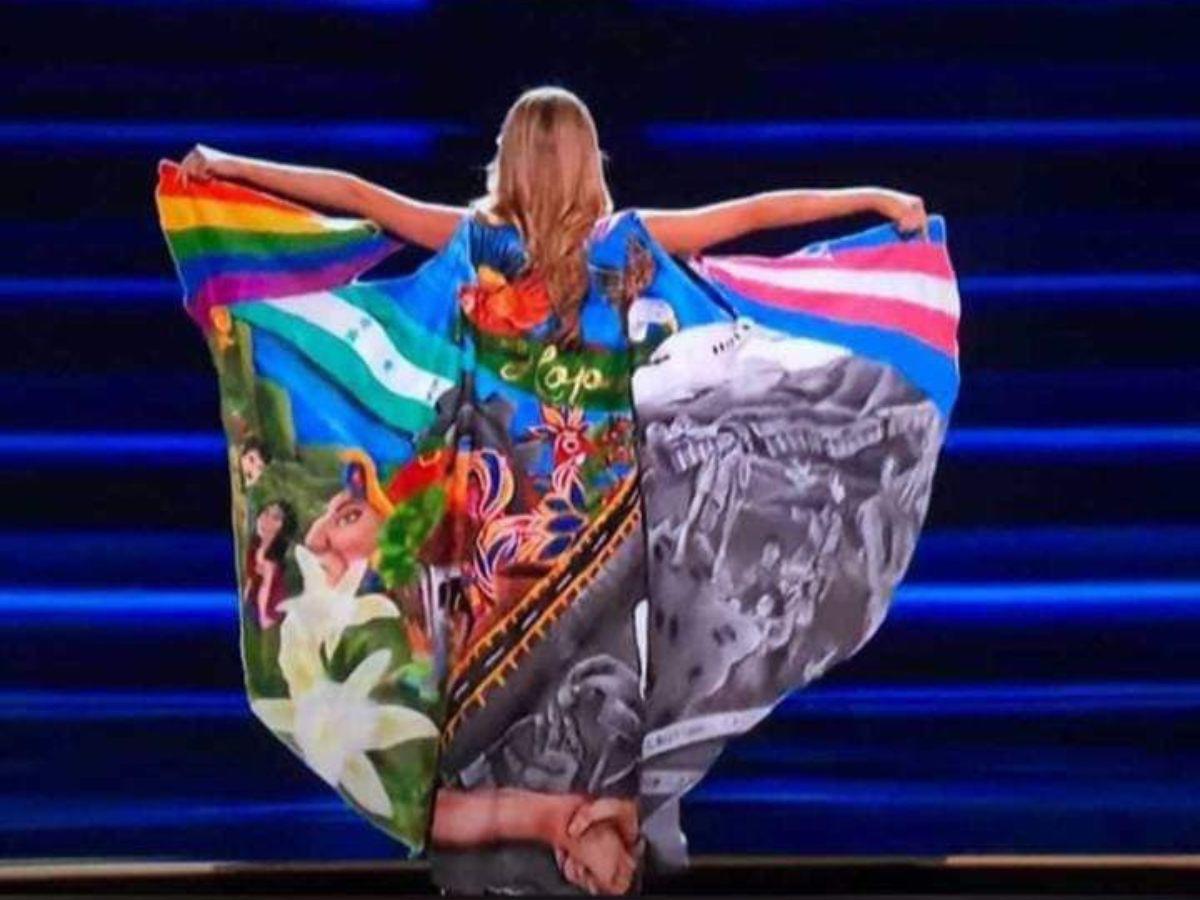 Vista trasera del atuendo usado en la pasarela de traje de baño.