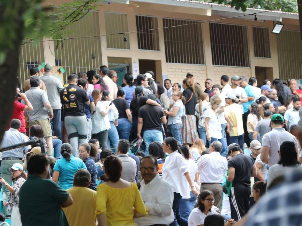 Masiva afluencia de votantes se reporta en la Villa Olímpica y otras zonas de la capital