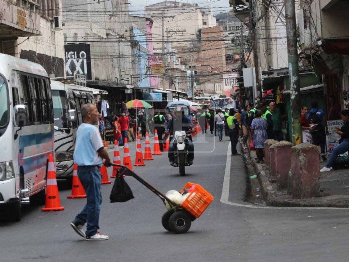 ¡Despejadas! AMDC libera aceras de la cuarta avenida de Comayagüela