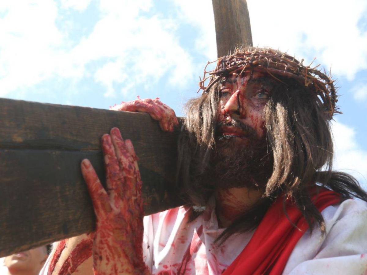 Sacrificio, dolor y el mal: Las 20 mejores imágenes que dejó el Vía Crucis en la capital