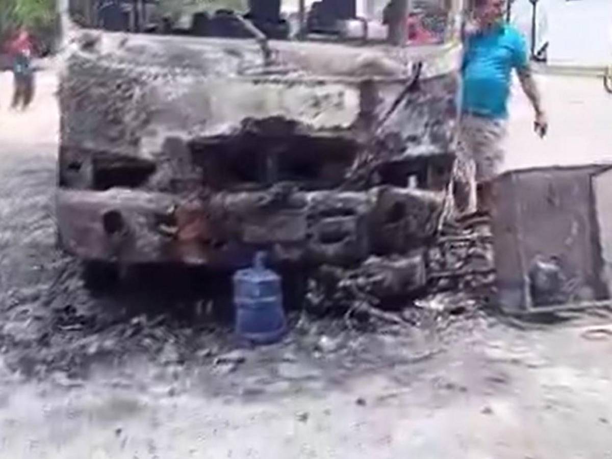 Motociclista quedó envuelto en llamas al explotar su moto tras choque con bus en SPS