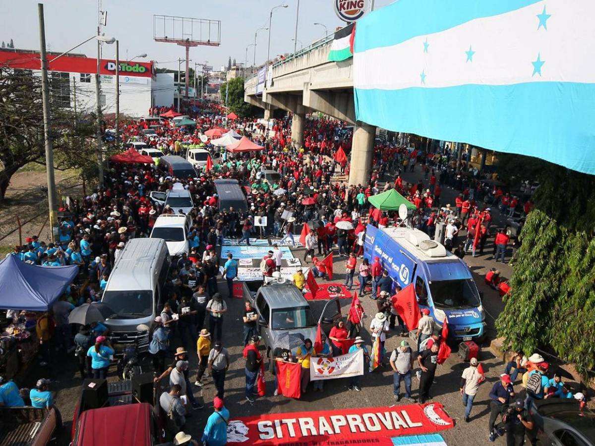 Con retrasos y politizada, inicia marcha del Día del Trabajador en Tegucigalpa