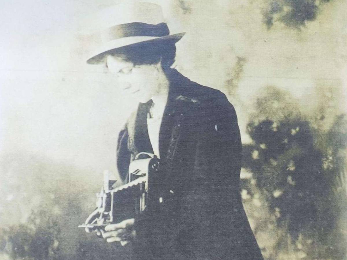 La artista con su cámara fotográfica.