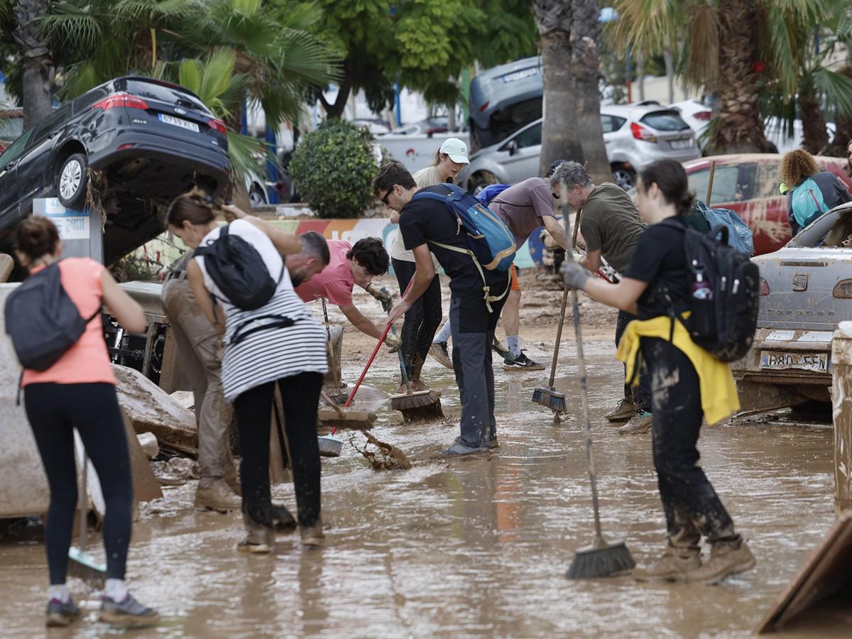 Cientos de voluntarios trabajan en la limpieza y búsqueda de desaparecidos en Valencia Cientos de voluntarios trabajan en la limpieza y búsqueda de desaparecidos en Valencia