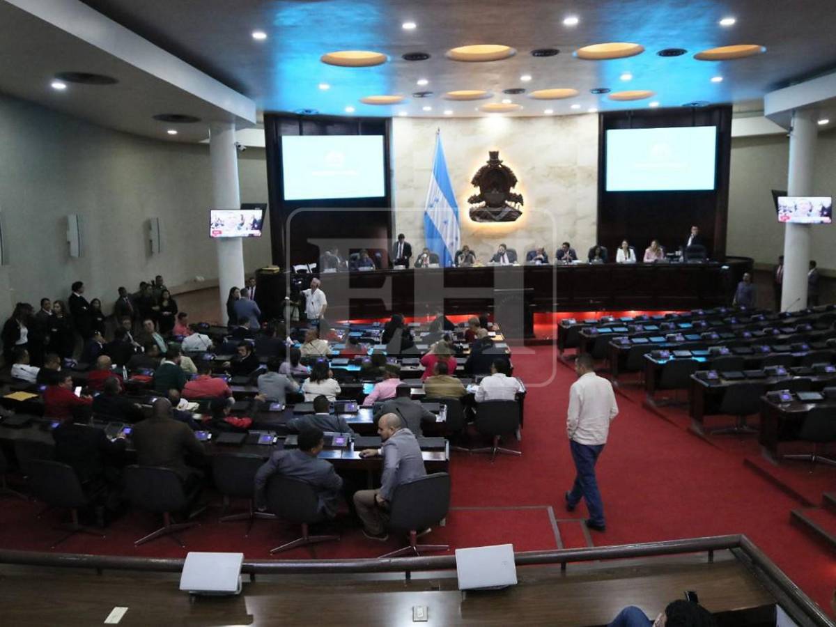 Sin quorum y pegados al teléfono: así estuvo la sesión convocada por Luis Redondo