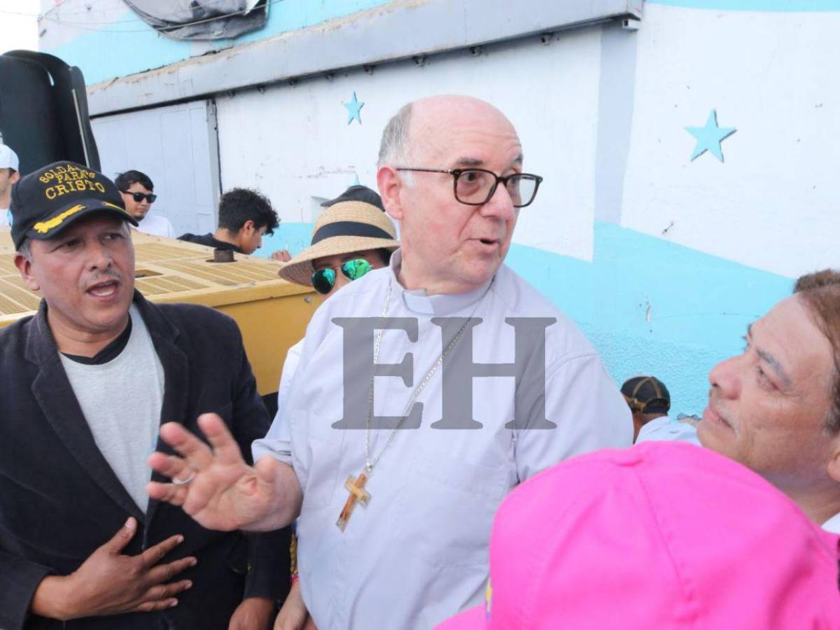 Multitud llena de fe: Las mejores imágenes de la caminata de las iglesias