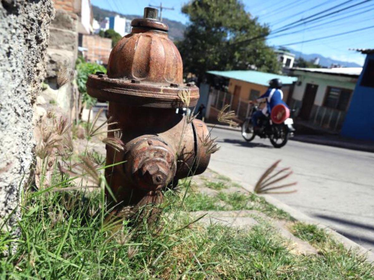 Solo tres de más de 900 hidrantes en la capital son de uso continuo