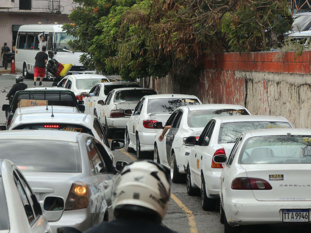 Solo el 14% de los puntos de taxis de la capital han pagado su permiso de estacionamiento anual